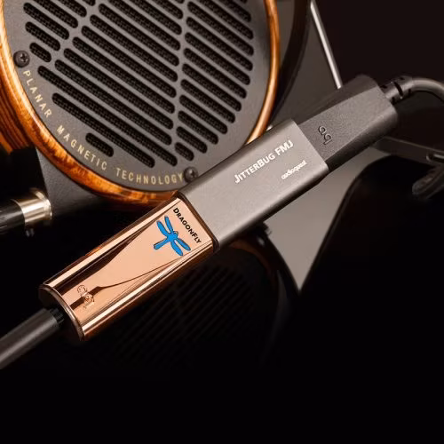 Компактен USB DAC AudioQuest DragonFly Copper
AudioQuest DragonFly Copper преносим USB DAC, предусилвател и усилвател за слушалки с 32-битов ESS Sabre ES9218 DAC